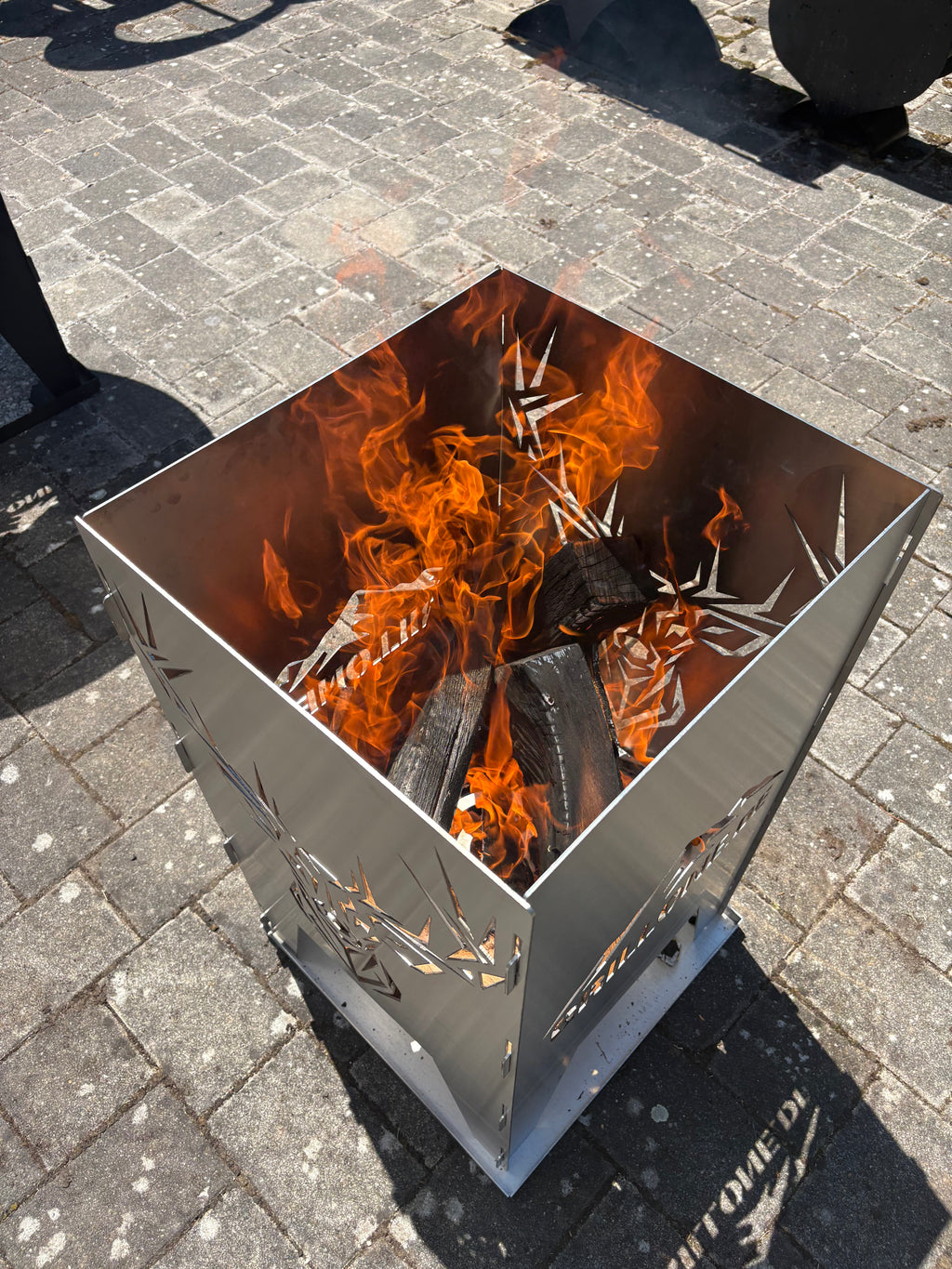Feuertonne Hirsch 75 cm – Feuerstelle aus Edelstahl mit Hirschmotiv für Garten & Terrasse